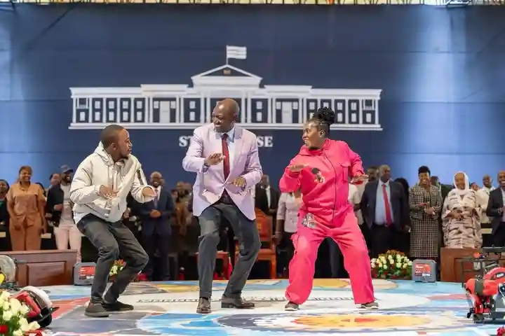 President Ruto dancing to a song with the youths at the Statehouse, Nairobi